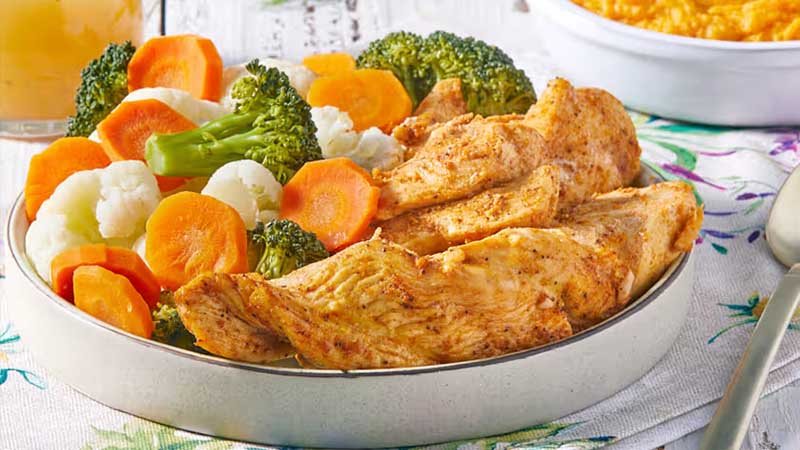 خوراک مرغ و سبزیجات بخارپز با سس ماست و لیمو