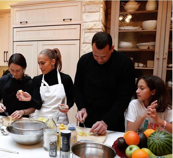 جنیفر لوپز عاشق چه غذاهایی است؟ | تصاویر جذاب از آشپزی ستاره هالیوود در آشپزخانه جنیفر لوپز عاشق چه غذاهایی است؟ | تصاویر جذاب از آشپزی ستاره هالیوود در آشپزخانه