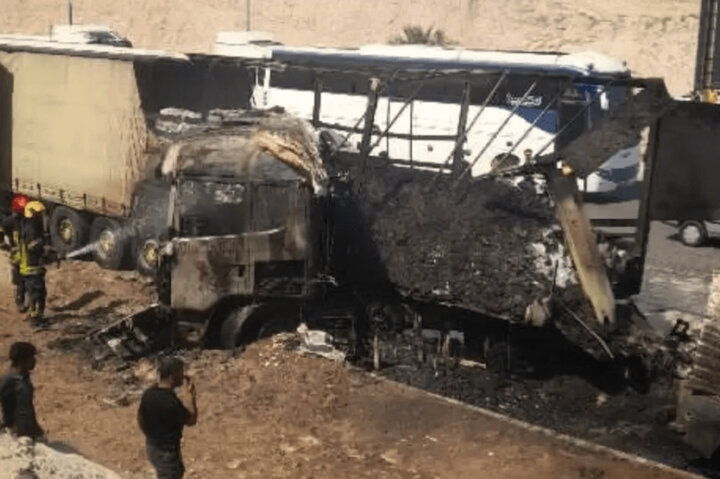 مهار حریق گسترده چند خودرو و غرفه میوه فروشی در بندرعباس