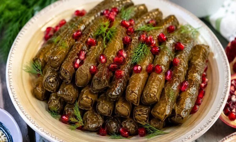 دلمه آذربایجانی با برگ مو را به روش ما امتحان کنید دلمه آذربایجانی با برگ مو را به روش ما امتحان کنید