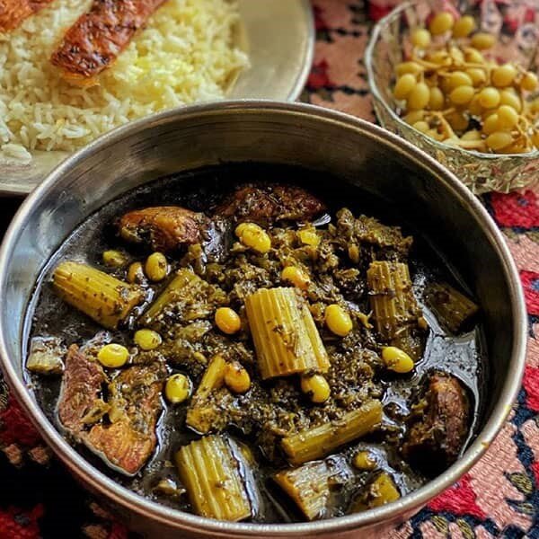 سینا مهراد، بازیگر بدنام: کافی است مادرم مسیج بدهد که این غذا را پخته، تمرین تئاتر را رها می‌کنم و خودم را به خانه می‌رسانم!