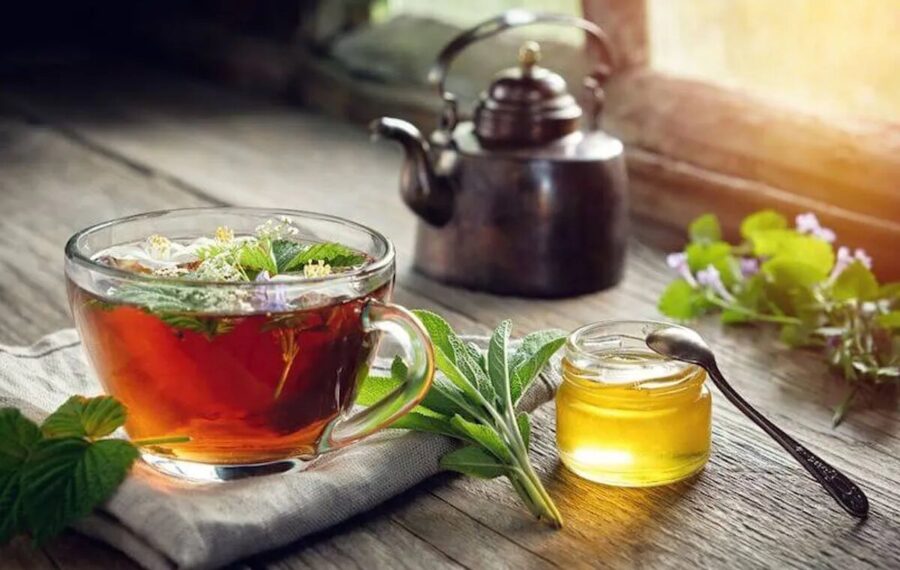 ۵ دمنوش آرام‌بخش وقتی ذهنتان شلوغ است؛ بدون خواب‌آلودگی | این گیاه به «گیاه آرامش» معروف است