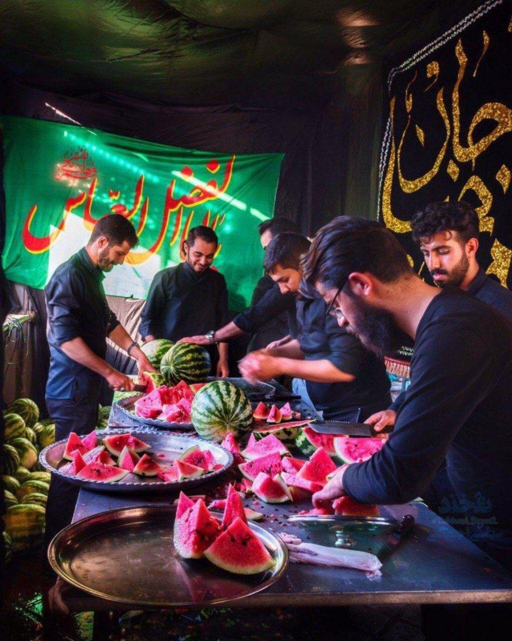 سفرهای از چلوکباب و قورمهسبزی تا خاکشیر و شربت زعفران؛ چگونه ایستگاههای صلواتی و موکبهای پذیرایی نیازهای غذایی و عطش عزاداران را برطرف میکنند؟ سفرهای از چلوکباب و قورمهسبزی تا خاکشیر و شربت زعفران؛ چگونه ایستگاههای صلواتی و موکبهای پذیرایی نیازهای غذایی و عطش عزاداران را برطرف میکنند؟