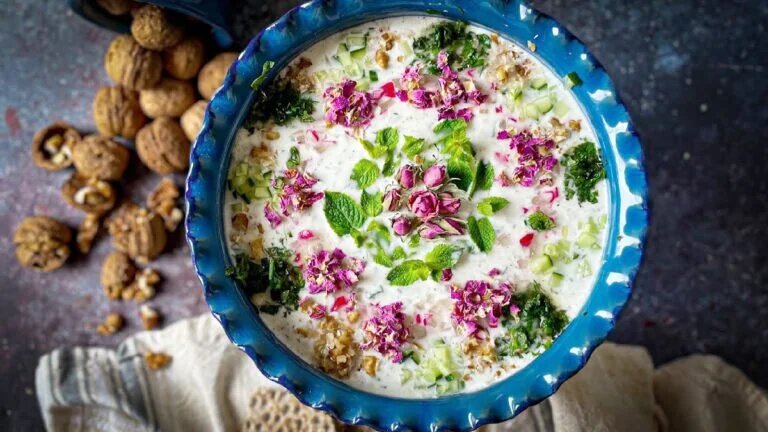 طرز تهیه آب‌دوغ خیار مجلسی؛ غذای نجات‌بخش روزهای گرم
