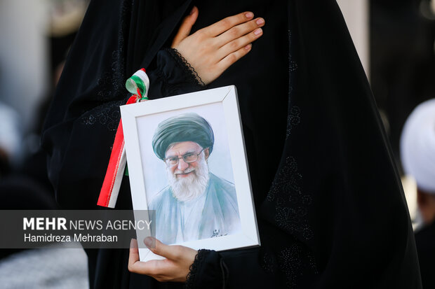 نماز شب اول قبر چگونه خوانده می‌شود؟ زمان اقامه نماز رهبر شهید