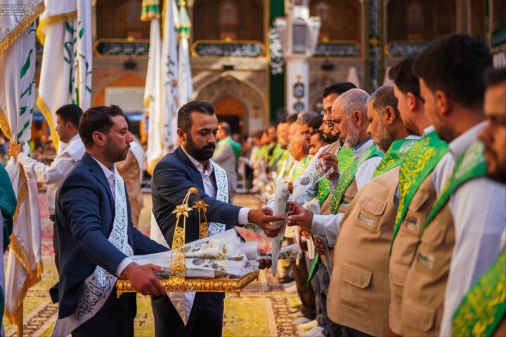 برپایی سفره کرامت ولادت حضرت رسول(ص) در حرم امیرالمومنین(ع) برپایی سفره اکرام ولادت حضرت رسول(ص) در حرم امیرالمومنین(ع)