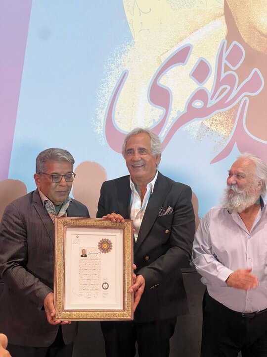 مجید مظفری نشانش را به دخترش داد/ نیکی قهرمان زندگیام است مجید مظفری نشاناش را به دخترش داد / «او قهرمان زندگیام»